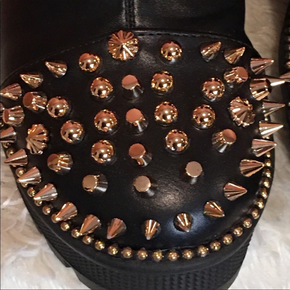 BLACK & GOLD STUDDED COMBAT BOOTS 🥾 - Picture 4 of 9